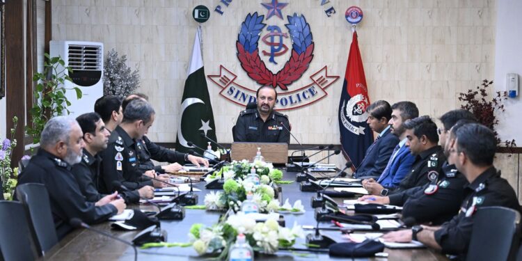 کراچی:آئی جی سندھ جاوید عالم اوڈھو کی زیرِ صدارت اے پلس کیٹیگری کے منشیات اور گٹکا ماوا مافیا کے خلاف جاری پولیس اقدامات سے متعلق جائزہ اجلاس