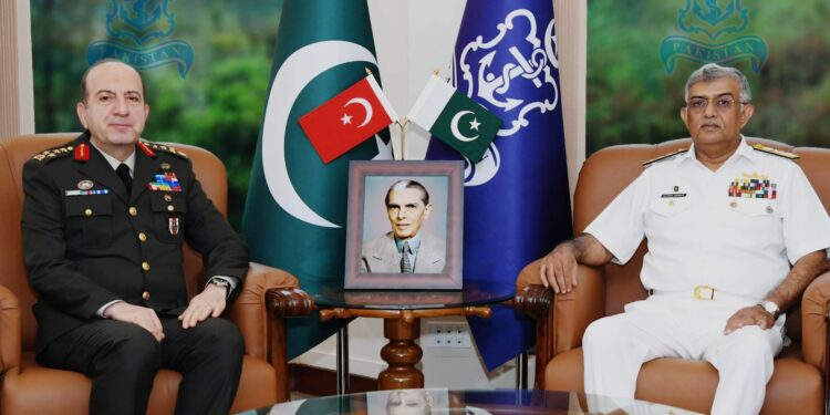 ترک مسلح افواج کے ڈپٹی چیف آف جنرل اسٹاف کی نیول ہیڈ کوارٹرز میں سربراہ پاک بحریہ ایڈمرل نوید اشرف سے ملاقات