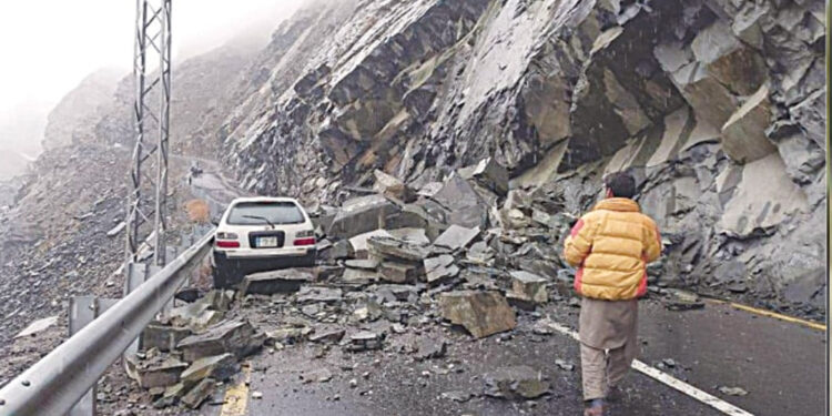 چیف انجینئر شاہرات مظفرآباد کی مختلف مقامات پر لینڈ سلائیڈ نگ کو کم از کم وقت میں صاف کرنےکی ہدایت