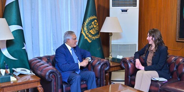 نائب وزیر اعظم و وزیر خارجہ سینیٹر محمد اسحاق ڈار سے امریکی ناظم الامور نیٹلی اے بیکر کی ملاقات