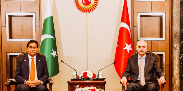 پاکستان مذاکرات اور دیرپا امن کیلئے تعمیری کردار ادا کر رہا ہے ، ایاز صادق