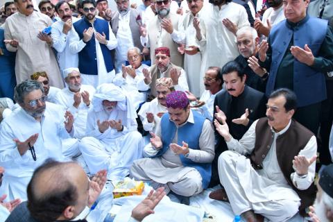 سابق گورنر سردار ذوالفقار علی خان کھوسہ مرحوم کے لئےقرآن خوانی ، چیئر مین سینیٹ، گورنر خیبر پختونخوا سمیت بڑی تعداد میں سیاسی شخصیات کی شرکت