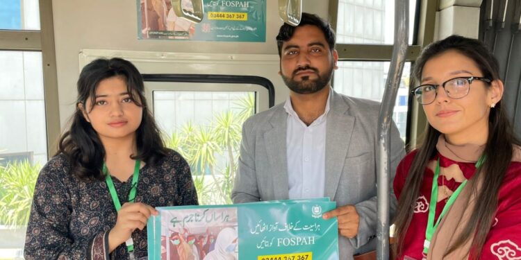 فوسپاہ کی آگاہی مہم ، میٹرو بس سروس میں ہراسگی کے خلاف سٹیکرز کی تنصیب