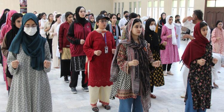 خیبر میڈیکل کالج میں ‘قوتِ نسواں بوٹ کیمپ’: 200 سے زائد طالبات اور لیڈی ڈاکٹرز کی شرکت