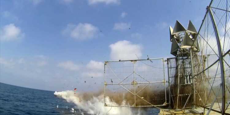 پاک بحریہ کا فضا سے سطح سمندر پر مار کرنے والے کروز میزائل ‘تیمور’ کی کامیاب فائرنگ کے ذریعے جنگی قوت کا مظاہرہ