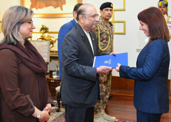 صدر مملکت آصف علی زرداری کو کیوبا، ایتھوپیا،پرتگال،سپین اور تنزانیہ کے نامزد سفیروں ،سنگاپور کے نامزد ہائی کمشنر نے سفارتی اسناد پیش کیں