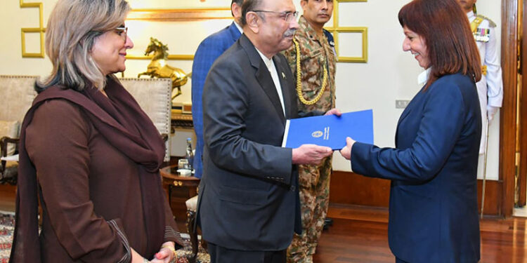 صدر مملکت آصف علی زرداری کو کیوبا، ایتھوپیا،پرتگال،سپین اور تنزانیہ کے نامزد سفیروں ،سنگاپور کے نامزد ہائی کمشنر نے سفارتی اسناد پیش کیں