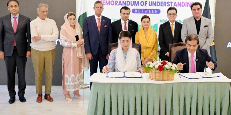 پنجاب میں ٹرانسپورٹ کے نئے عہد کا آغاز وزیراعلیٰ پنجاب مریم نواز شریف اور وفاقی وزیر ریلوے حنیف عباسی نے ایم او یو پر دستخط کر دیئے