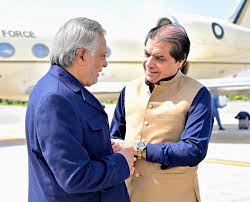 نائب وزیر اعظم محمد اسحاق ڈار کی چین سے وطن واپسی پر وفاقی وزیر حنیف عباسی نے استقبال کیا