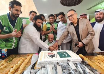 مکہ مکرمہ میں سفید احراموں کی بہار،پاکستانی عازمین کے اولین قافلوں کی آمد، والہانہ استقبال، ڈی جی حج کا رہائشی عمارتوں کا دورہ، انتظامات کا جائزہ