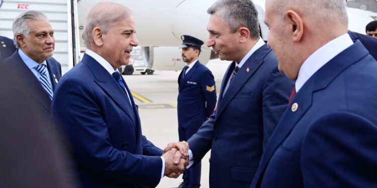 وزیرِ اعظم محمد شہباز شریف اپنے دورہ ترکیہ پر انطالیہ پہنچ گئے