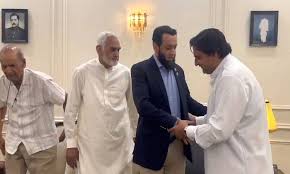 وفاقی وزیر اطلاعات عطاء اللہ تارڑ کی سپیکر پنجاب اسمبلی ملک محمد احمد خان کی ہمشیرہ کے انتقال پر تعزیت کے لئے ان کے گھر آمد، مرحومہ کے ایصال ثواب کیلئے فاتحہ خوانی کی