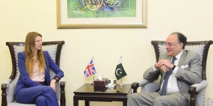 حکومت پالیسی کے تسلسل، مالیاتی نظم و ضبط اور اصلاحات کے ایجنڈے پر پوری طرح کاربند ہے، وفاقی وزیر خزانہ و محصولات کی برطانوی ہائی کمشنر سے ملاقات میں گفتگو