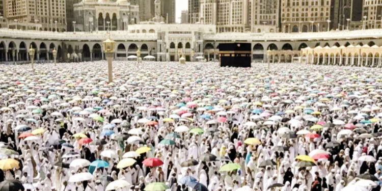حج سے قبل آخری جمعہ: مسجد الحرام میں 15 لاکھ سے زائد عازمین نے نماز ادا کی
