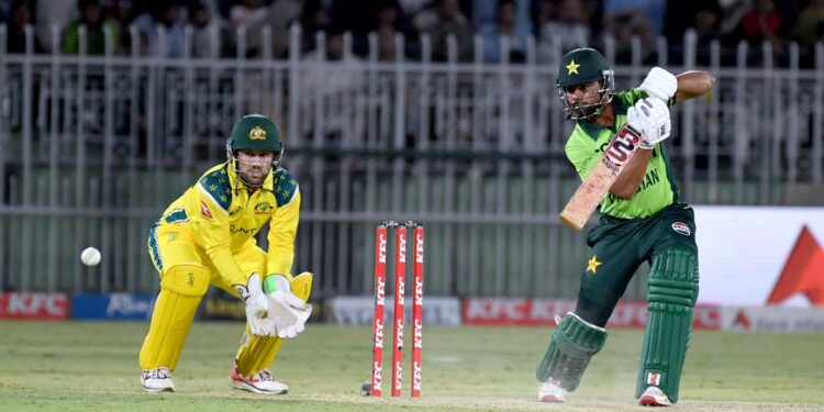 پاکستان نے پہلے ایک روزہ بین الاقوامی کرکٹ میچ میں آسٹریلیا کو 5 وکٹوں سے شکست دے کر تین میچوں کی سیریز میں 0-1 کی برتری حاصل کر لی