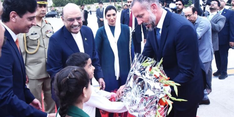 اسماعیلی کمیونٹی کے امام پرنس رحیم آغا خان پنجم پاکستان پہنچ گئے ، صدرِ مملکت آصف علی زرداری نے استقبال کیا