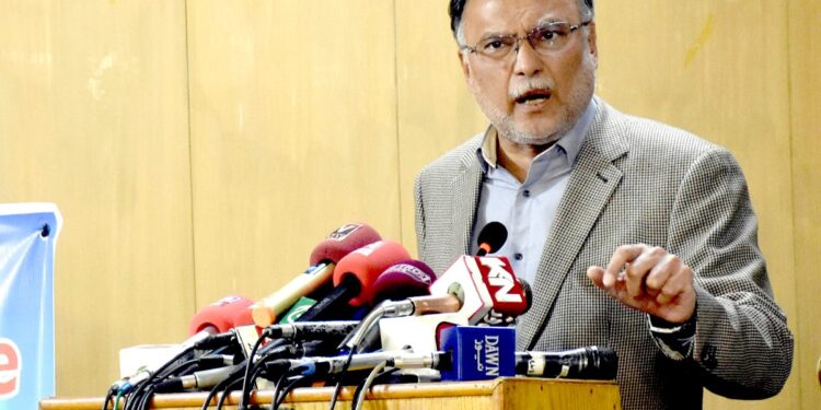 پاکستان کا مستقبل اُن نوجوانوں کا منتظر ہے جو بڑے خواب دیکھنے، مثبت سوچ اپنانے اور ناممکن کو ممکن بنانے کا حوصلہ رکھتے ہیں، احسن اقبال