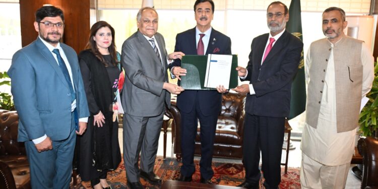 چیئرمین سینیٹ سید یوسف رضا گیلانی سے چیف انفارمیشن کمشنر شعیب احمد صدیقی کی ملاقات