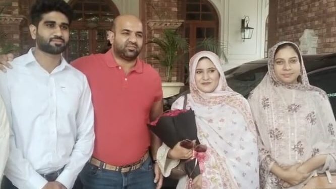 لاہور:وزیر تعلیم پنجاب رانا سکندر حیات سے سی ایس ایس میں کامیاب ہونے والی اقصیٰ بانو کی ملاقات