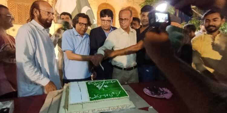 .کراچی پریس کلب کے زیرِ اہتمام معرکہ حق میں پاکستان کی عظیم فتح کی پہلی سالگرہ کے موقع پر پروقار تقریب کا انعقاد،کیک بھی کاٹا گیا