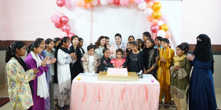 ماں بچوں کی پہلی درسگاہ، محبت، تربیت اور محفوظ مستقبل کی بنیاد ہوتی ہے۔ سارہ احمد