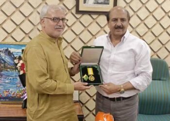 جناب ارشد انصاری کو "تمغہ امتیاز "۔۔۔۔یہ لاہور پریس کلب کا اعزاز ہے۔۔۔۔!!!