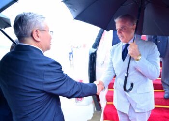 وزیرِ اعظم محمد شہباز شریف چار روزہ دورۂ چین کے پہلے مرحلے میں ہانگژو پہنچ گئے