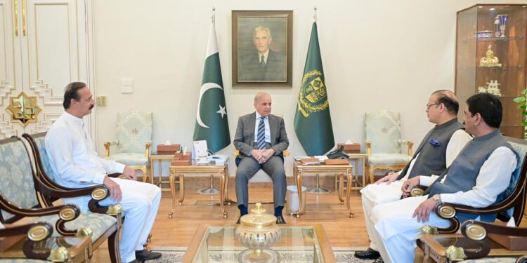 وزیراعظم شہباز شریف سے اراکین قومی اسمبلی ناصر اقبال بوسال اور اظہر قیوم ناہرا کی ملاقات