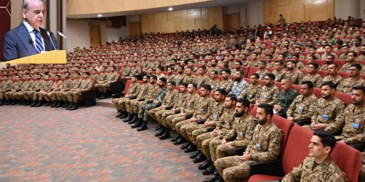 وزیراعظم محمد شہباز شریف کا کمانڈ اینڈ سٹاف کالج کوئٹہ کا دورہ، ہر قسم کی مہم جوئی کے خلاف پاکستان کے خودمختاری اور علاقائی سالمیت کے دفاع کے عزم کا اعادہ