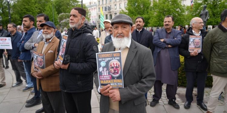 ناروے میں مقیم کشمیریوں کا بھارتی وزیر اعظم کے دورہ کے موقع پر شدید احتجاج، کوئی ایوارڈ مودی کے ہاتھوں پر لگے کشمیریوں اور اقلیتوں کے خون کو نہیں دھو سکتا، مقررین