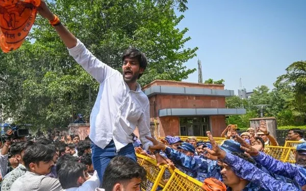 بھارتی نوجوانوں نے مودی کے آلہ کار گودی میڈیا کے گمراہ کن کردار کو بے نقاب کر دیا