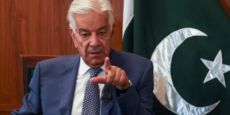 ایکشن کمیٹی کی جانب سے پاکستان سے منتخب ہونے والی آزاد کشمیر اسمبلی کی 12 نشستوں ختم کرنے کا مطالبہ انتخابی عمل کو سبوتاژ کرنے کے مترادف ہے، خواجہ آصف