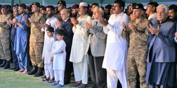 ہیلی کاپٹر حادثہ میں شہادت پانے والے شہداء کی نماز جنازہ چکلالہ گیریژن میں ادا کر دی گئی، وزیراعظم شہباز شریف اورفیلڈمارشل عاصم منیر کی شرکت