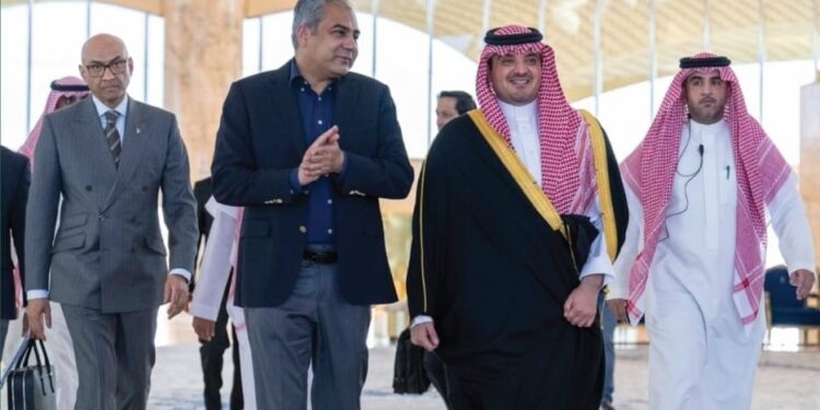 وفاقی وزیر داخلہ محسن نقوی اہم سرکاری دورے پر ریاض پہنچ گئے، ایئرپورٹ پر سعودی ہم منصب شہزادہ عبدالعزیز بن سعود کی جانب سے پرجوش استقبال