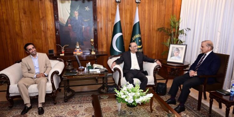 صدر مملکت آصف علی زرداری سے وزیراعظم محمد شہباز شریف کی ملاقات، قومی سلامتی، داخلی اور علاقائی صورتحال پر تبادلہ خیال