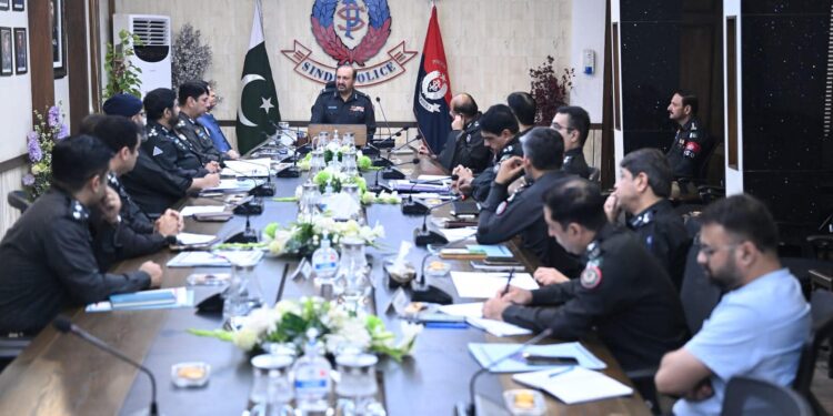 سندھ پولیس بہتر اور عوامی خدمت کے معیار کو ہر سطح پر مؤثراور نتیجہ خیز بنایا جائے۔ آئی جی سندھ جاوید عالم اوڈھو