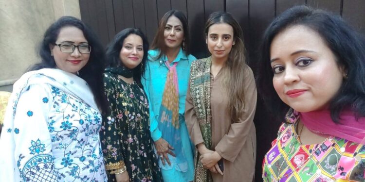 ثبین سیف کے گھر ادب، موسیقی اور دوستی کا جشن۔۔