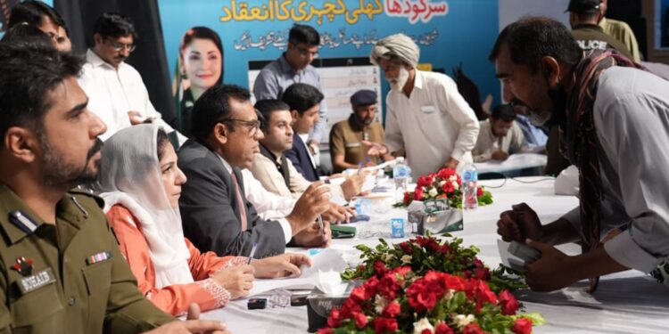 وزیراعلیٰ پنجاب شکایات سیل کی ٹیم سرگودھا پہنچ گئی،آرٹس کونسل میں کھلی کچہری کا انعقاد چیئر پرسن وزیراعلیٰ شکایات سیل صائمہ فاروق نے عوامی مسائل سن کر فوری احکامات جاری
