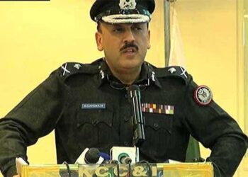 اے ڈی خواجہ پر آغا خانیوں کی غیر قانونی بھرتیوں کا الزام