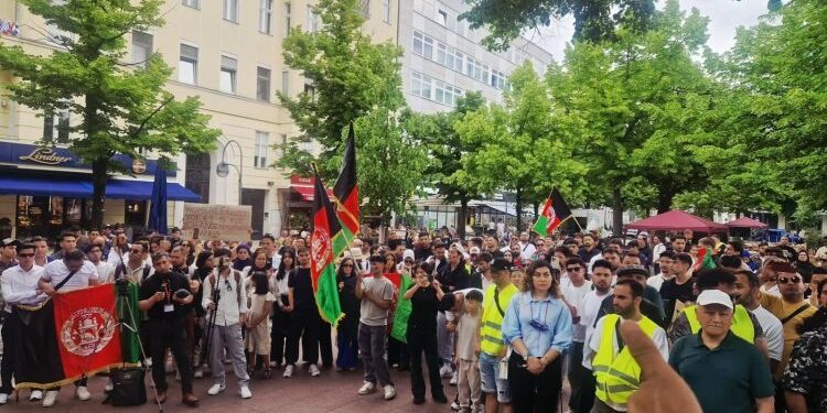 جرمنی میں مقیم افغان کمیونٹی کا بڑا احتجاجی مظاہرہ،برلن کی سڑکیں طالبان رجیم مخالف نعروں سے گونج اٹھیں
