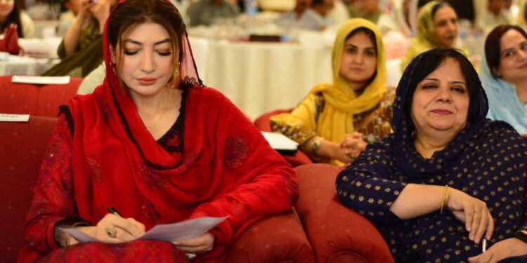 ڈپٹی اسپیکر بلوچستان محترمہ غزالہ گولہ اور محترمہ فرح عظیم شاہ کی صوبائی خواتین کانفرنس میں شرکت
