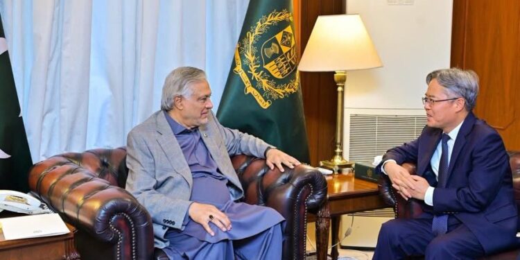 نائب وزیراعظم و وزیر خارجہ سینیٹر محمد اسحاق ڈارسے چین کے سفیر جیانگ زی ڈونگ کی ملاقات