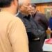 گورنر سندھ کا کراچی کے نجی اسپتال کا دورہ، کوئٹہ میں تیزاب حملے کا شکار ڈاکٹر ماہ نور ناصر کے والد سے ملاقات