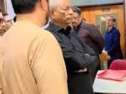 گورنر سندھ کا کراچی کے نجی اسپتال کا دورہ، کوئٹہ میں تیزاب حملے کا شکار ڈاکٹر ماہ نور ناصر کے والد سے ملاقات