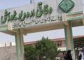 فیڈرل اردو یونیورسٹی کے طلبہ اور اساتذہ شیخ الجامعہ پروفیسر ڈاکٹر ضابطہ خان شنواری کے ساتھ  ہیں۔انتظامیہ کا دعویٰ