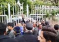 وفاقی وزیر کی یقین دہانی پر سرکاری ملازمین کا پارلیمنٹ ہاؤس کے سامنے احتجاج ختم