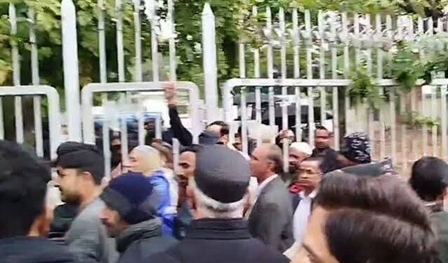 وفاقی وزیر کی یقین دہانی پر سرکاری ملازمین کا پارلیمنٹ ہاؤس کے سامنے احتجاج ختم