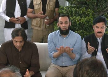 وفاقی وزیر اطلاعات عطاء اللہ تارڑ کی شعیب اختر کے گھر آمد، شاہد اختر کے انتقال پر تعزیت و فاتحہ خوانی