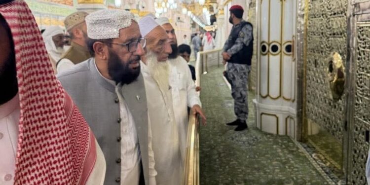 وفاقی وزیر مذہبی امور کی روضہ رسول ﷺ پر حاضری، ریاض الجنتہ میں نوافل کی ادائیگی، ملکی سلامتی کے لیے دعا کی