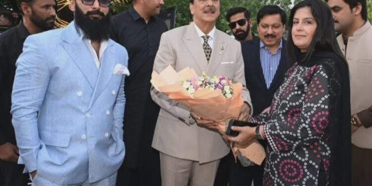 چیئرمین سینیٹ سید یوسف رضا گیلانی کی آل الیکٹرک گاڑیوں کی شوکیس تقریب میں شرکت، جدید اور ماحول دوست ٹرانسپورٹ کے فروغ کو سراہا
